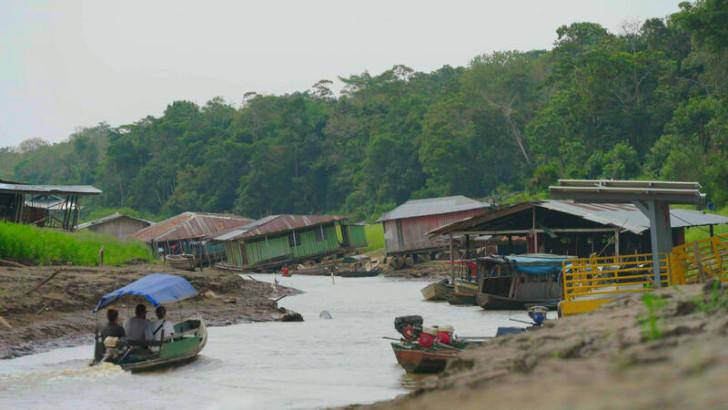 Des maisons sur pilotis se retrouvent penchées en raison du manque d'eau